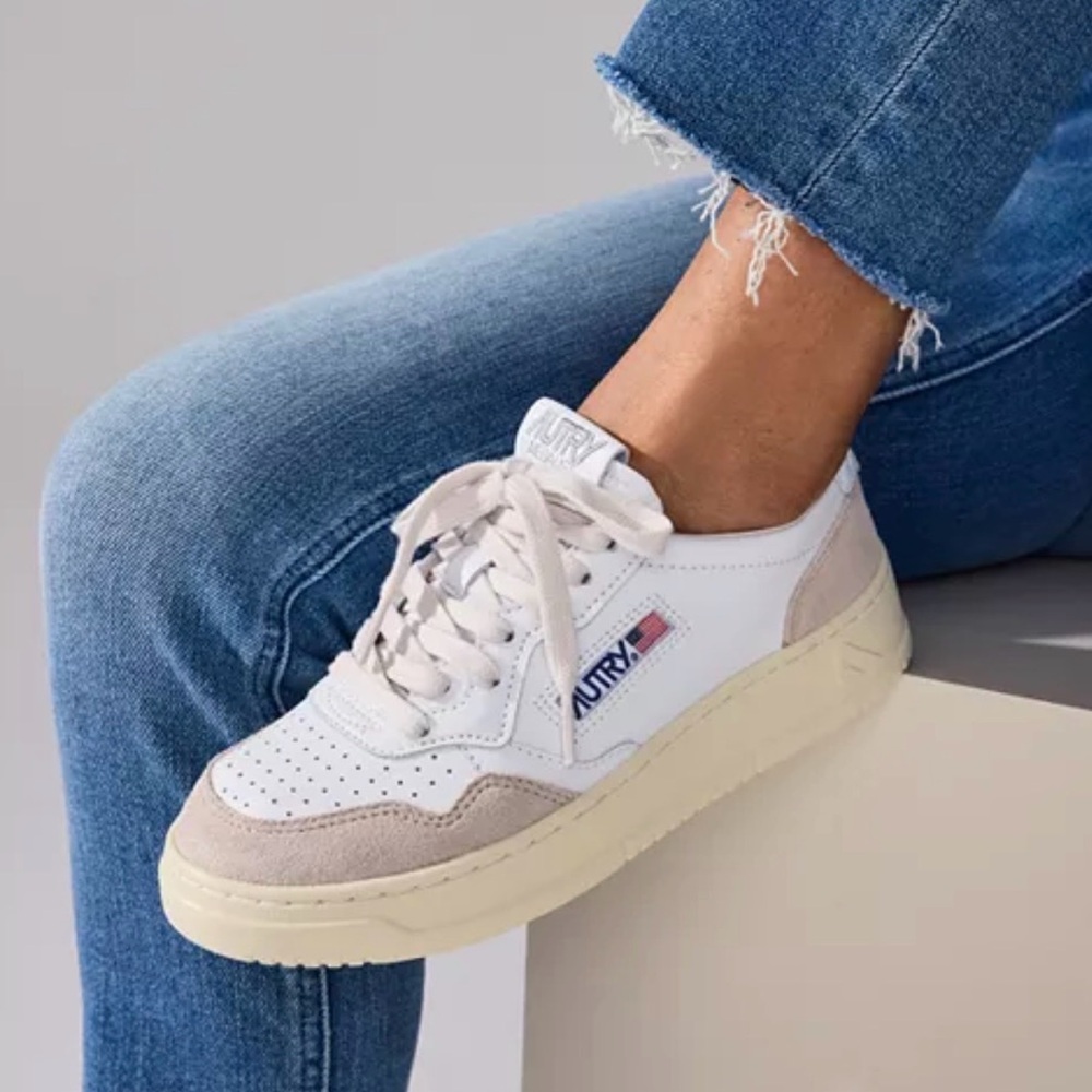 Autry Women’s Medalist Low Top Sneaker 9